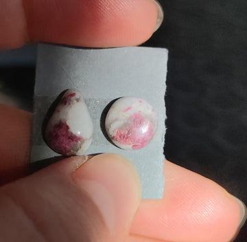Cabujones Pequeños de Turmalina Rosa en Cuarzo - 0
