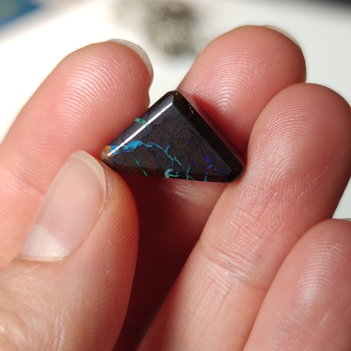 Boulder Opal nr.16- Triangle - Anima Mundi Crystals