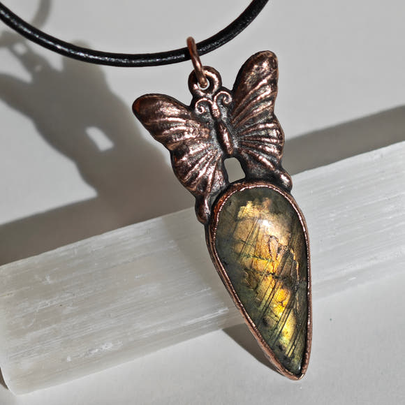 Colgante Mariposa · Labradorita Dorada