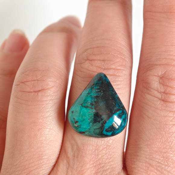 Cabujón de Shattuckita con Tenorita · Lágrima 20×18 mm · Namibia