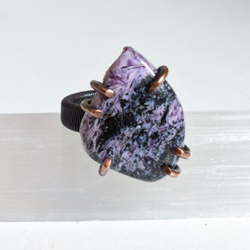 Anillo Charoíta Engarzado - Cabujón Forma Libre