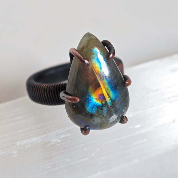 Anillo Labradorita Engarzado - Cabujón Gota con Garras