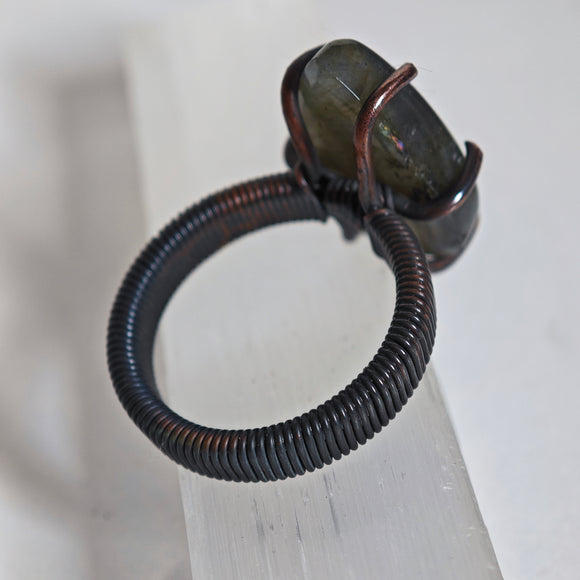 Anillo Labradorita Engarzado - Cabujón Gota con Garras