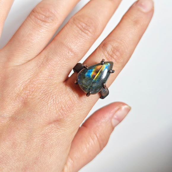 Anillo Labradorita Engarzado - Cabujón Gota con Garras