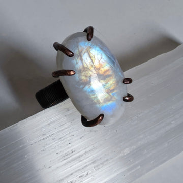 Anillo Piedra Luna Arcoíris Engarzado - Cabujón Ovalado