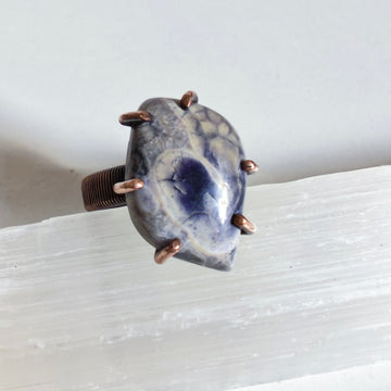 Anillo Sodalita Engarzado - Cabujón Forma Libre con Garras