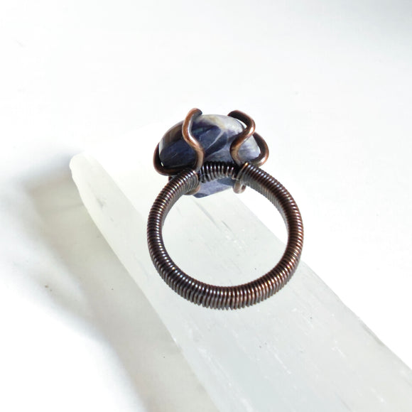 Anillo Sodalita Engarzado - Cabujón Forma Libre con Garras