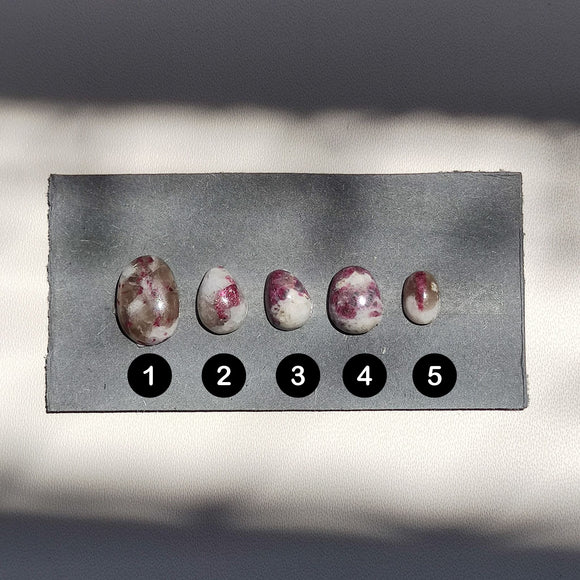 Cabujones de Turmalina Rosa en Cuarzo