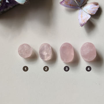 Detalle de la superficie natural del cuarzo rosa en bruto: estructura cristalina sin pulir y base plana