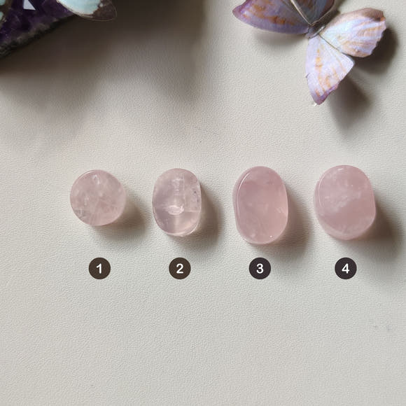 Detalle de la superficie natural del cuarzo rosa en bruto: estructura cristalina sin pulir y base plana