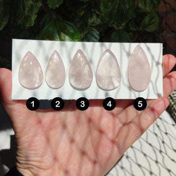 Cabujón en Forma de Lágrima de Cuarzo Rosa