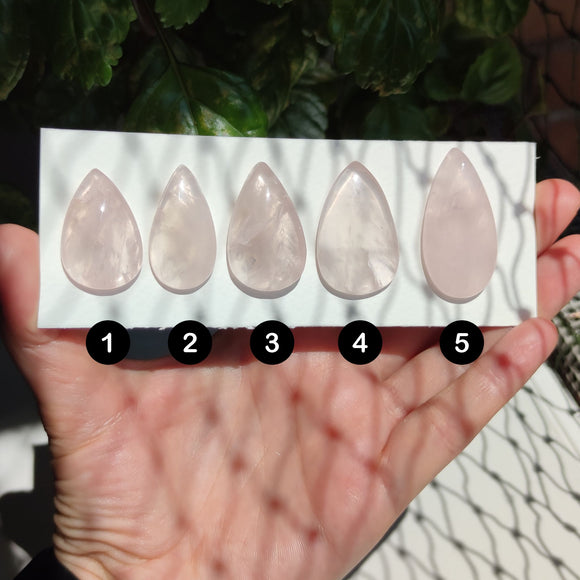 Cabujón en Forma de Lágrima de Cuarzo Rosa