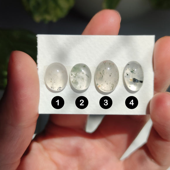 Cabujones Ovalados de Cuarzo con Inclusiones de Clorita