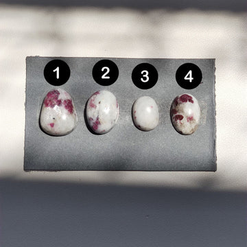 Cabujones Ovalados y Lagrima de Turmalina Rosa en Cuarzo