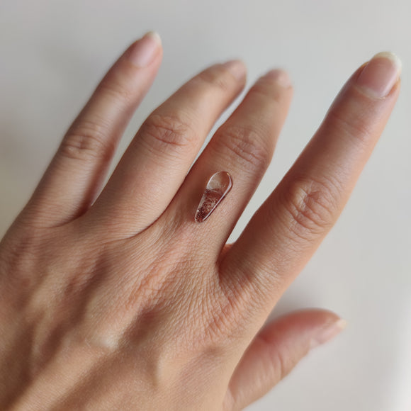 Cabujones de Cuarzo Transparente con Inclusiones Hematita Fantasma