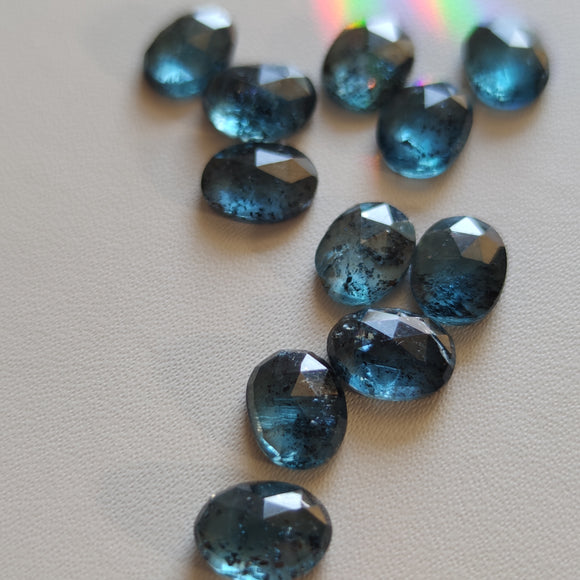 Cabujones Ovalados de Cianita Azul Musgo en Corte Rosa