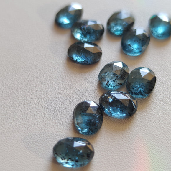 Cabujones Ovalados de Cianita Azul Musgo en Corte Rosa