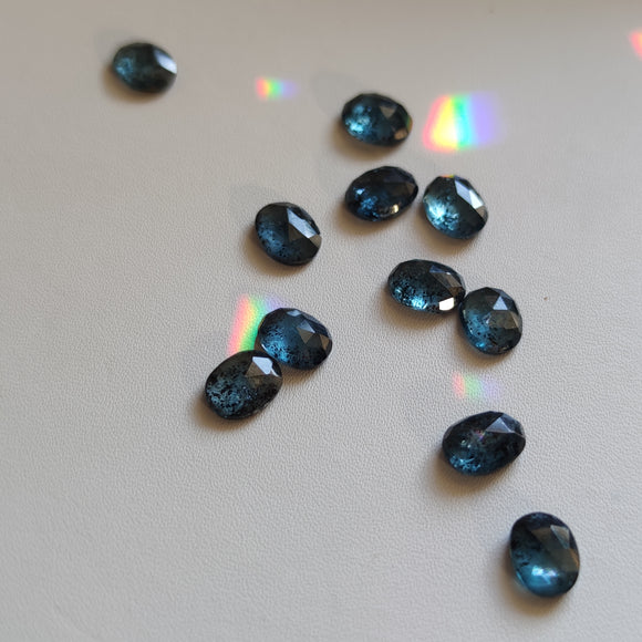 Cabujones Ovalados de Cianita Azul Musgo en Corte Rosa