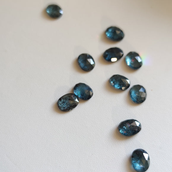 Cabujones Ovalados de Cianita Azul Musgo en Corte Rosa