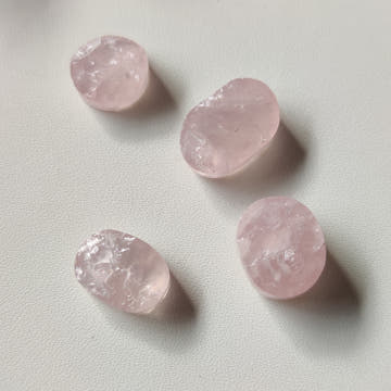 Cabujones pequeños de cuarzo rosa en bruto mostrando textura cristalina natural, 4 tamaños