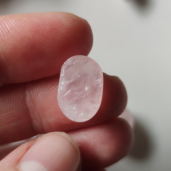 Cuarzo rosa natural cabujón nr.4 (13×11×7 mm) mostrando grosor y base plana pulida