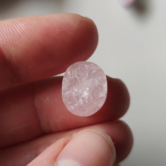 Cabujones de cuarzo rosa en bruto de Anima Mundi Crystals, tallados artesanalmente en taller