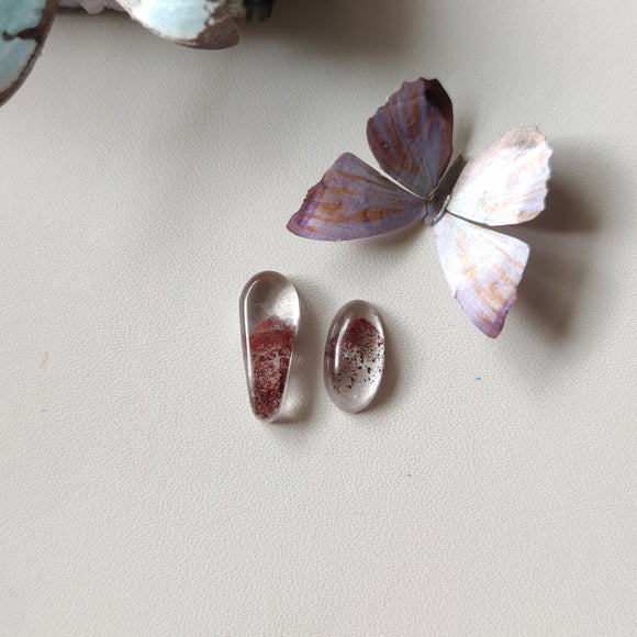 Cabujones de Cuarzo Transparente con Inclusiones Hematita Fantasma