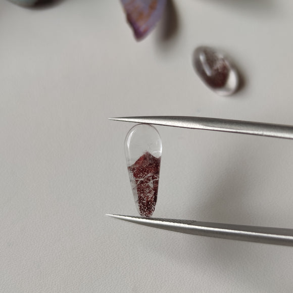 Cabujones de Cuarzo Transparente con Inclusiones Hematita Fantasma