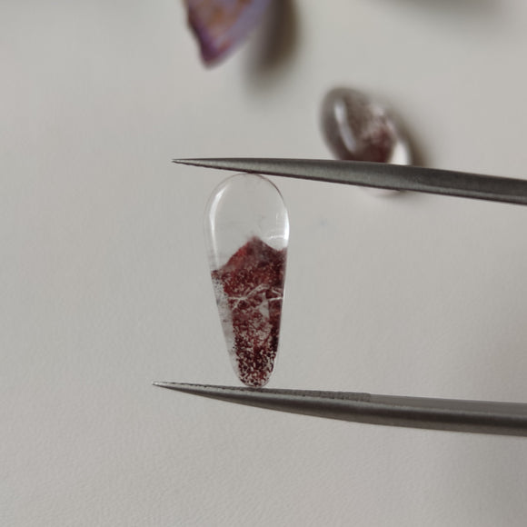 Cabujones de Cuarzo Transparente con Inclusiones Hematita Fantasma