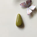 Detalle del acabado espejo del cabujón de ópalo verde de Anima Mundi Crystals