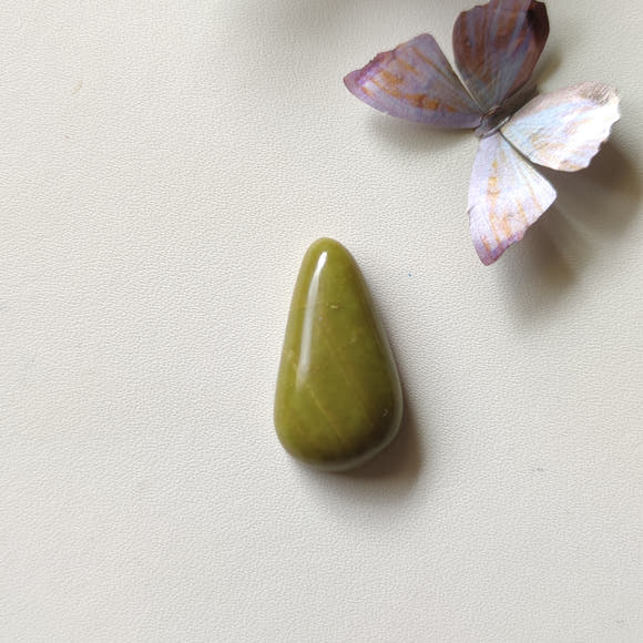 Detalle del acabado espejo del cabujón de ópalo verde de Anima Mundi Crystals