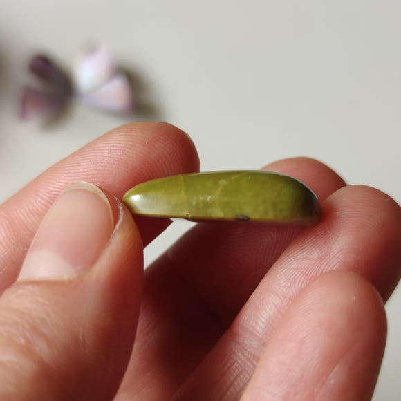 Vista lateral del cabujón de ópalo verde mostrando el perfil abovedado y dorso plano de 6 mm