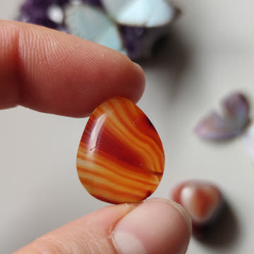 Cabujón lágrima de cornalina natural 20×16 mm, naranja intenso a rojo terracota, pulido espejo