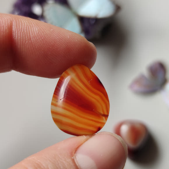 Cabujón lágrima de cornalina natural 20×16 mm, naranja intenso a rojo terracota, pulido espejo