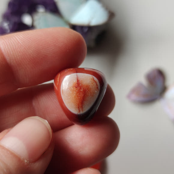 Cabujón triangular de cornalina con patrón de ojo natural, bandas concéntricas naranja, 17×16 mm