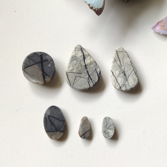 Cabujones de jaspe Picasso de Anima Mundi Crystals, tallados artesanalmente en Murcia
