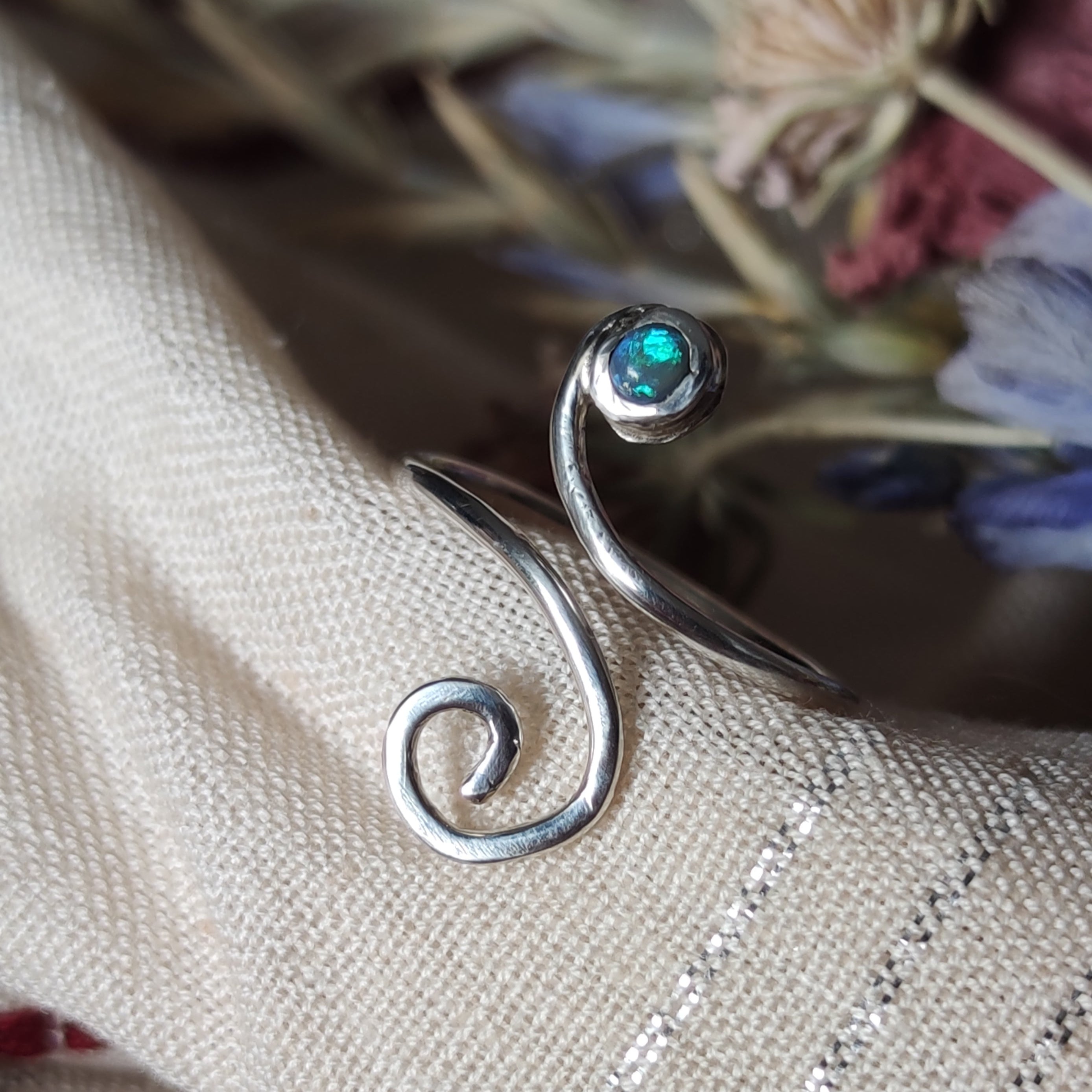 Anillo Ajustable ESPIRAL con Ópalo Negro Australiano Lightning Ridge