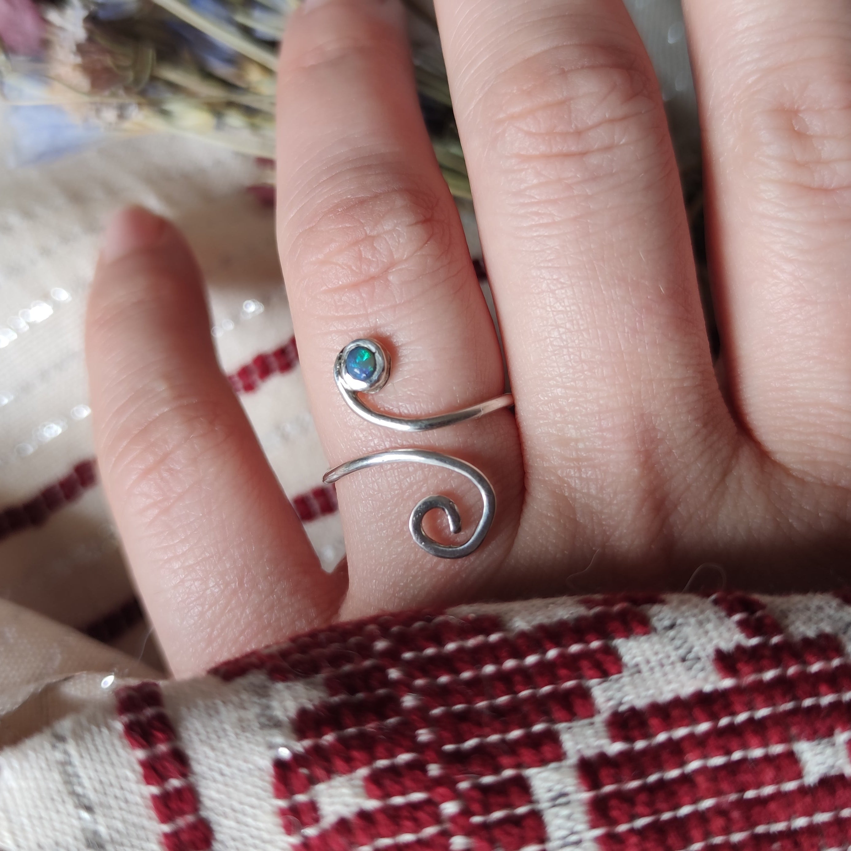 Anillo Ajustable ESPIRAL con Ópalo Negro Australiano Lightning Ridge