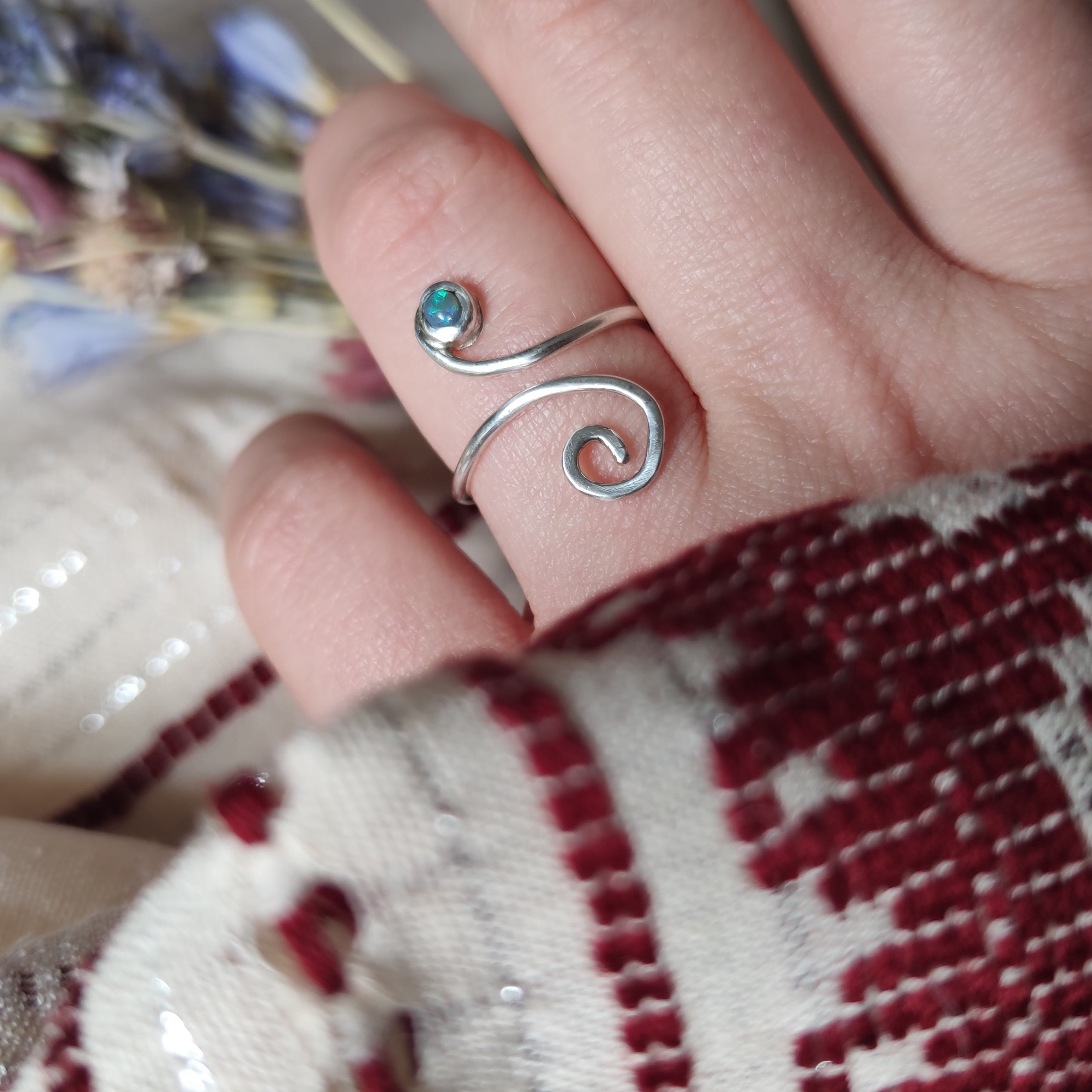 Anillo Ajustable ESPIRAL con Ópalo Negro Australiano Lightning Ridge