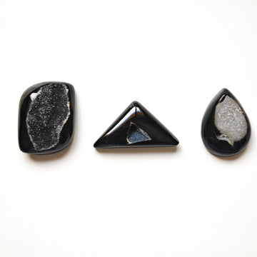 Ónix Negro con Drusas Cabujones Variados