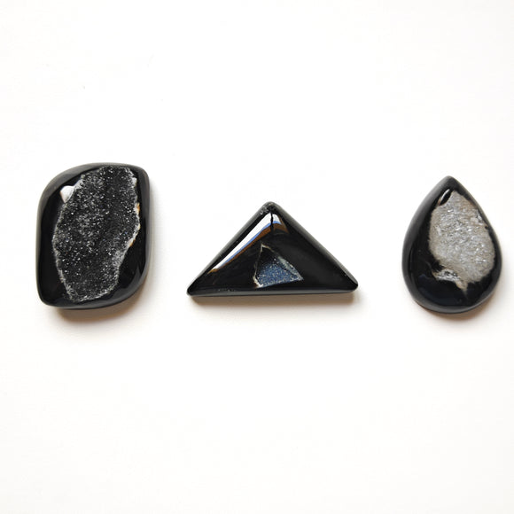 Ónix Negro con Drusas Cabujones Variados