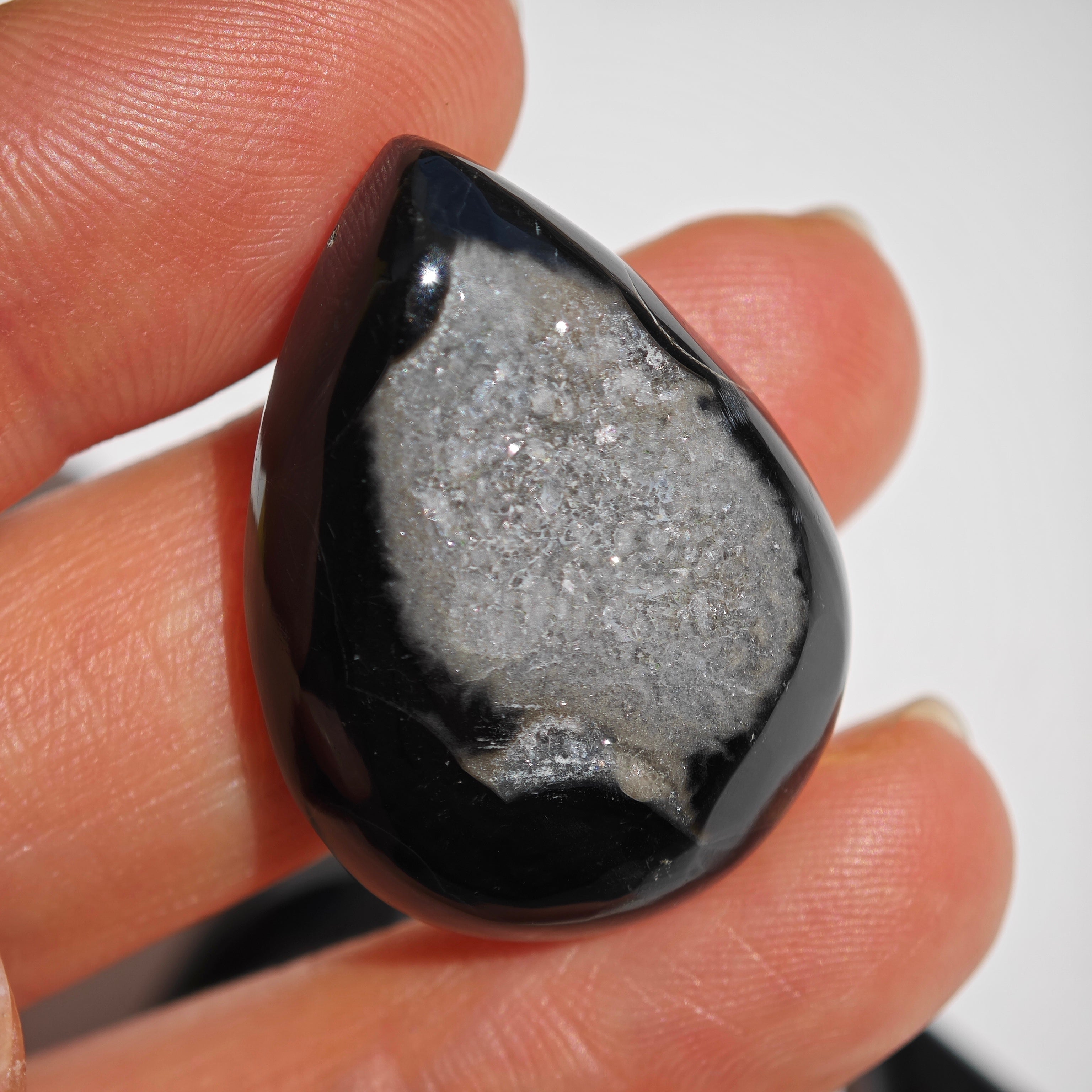 Ónix Negro con Drusas Cabujones Variados