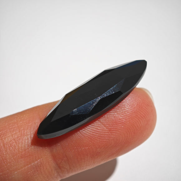 Ónix Negro Cabujón Facetado Forma Marquesa