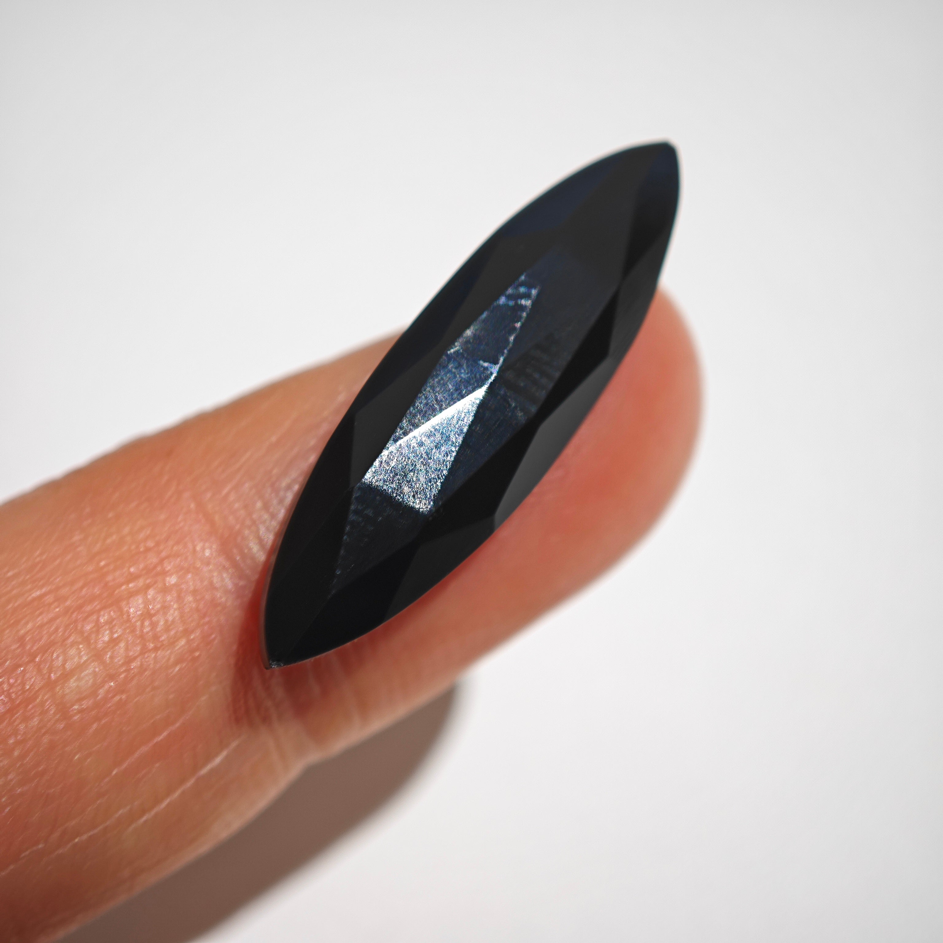 Ónix Negro Cabujón Facetado Forma Marquesa