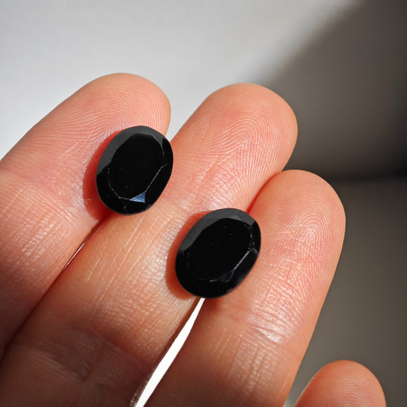 Espinela Negra Tallado Oval 13x10mm