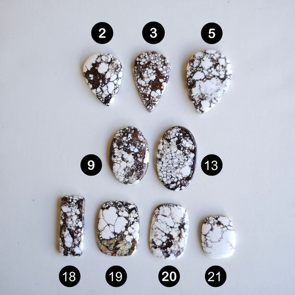 Magnesita "Caballo Salvaje" Cabujones Variados