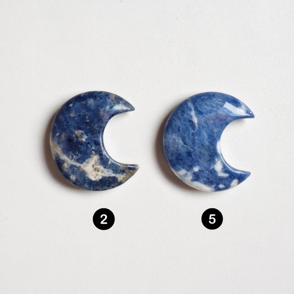 Sodalita Cabujón Tallado Luna Creciente 30mm