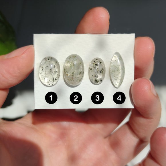 Cabujones Ovalados de Cuarzo con Clorita