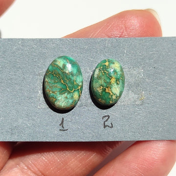 Cabujón ovalado de variscita de Palazuelos mostrando su característico verde manzana y vetas naturales