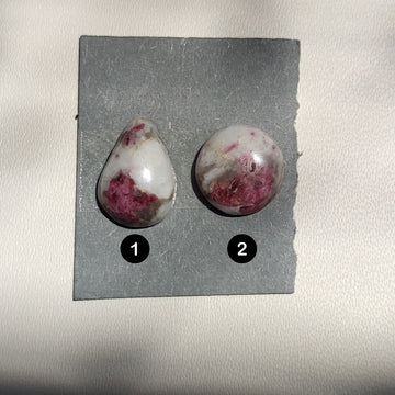 Cabujones Pequeños de Turmalina Rosa en Cuarzo